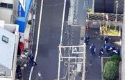 　女性が切り付けられた東京都世田谷区野沢の現場付近を調べる捜査員＝１日午後２時５７分（共同通信社ヘリから）