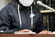 　記者会見する、原告のカンボジア人技能実習生の女性＝１９日午前、東京・霞が関の司法記者クラブ