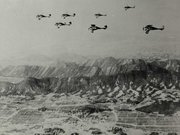 各務原上空を飛ぶ甲式四型戦闘機の編隊（各務原市歴史民俗資料館提供）
