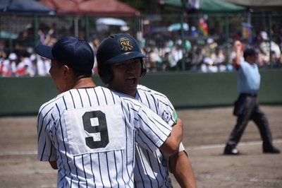 高山西×岐阜＝５回表高山西２死一、二塁、左越えに３ランを放ち、チームメートから出迎えを受ける滝村＝大野レインボー