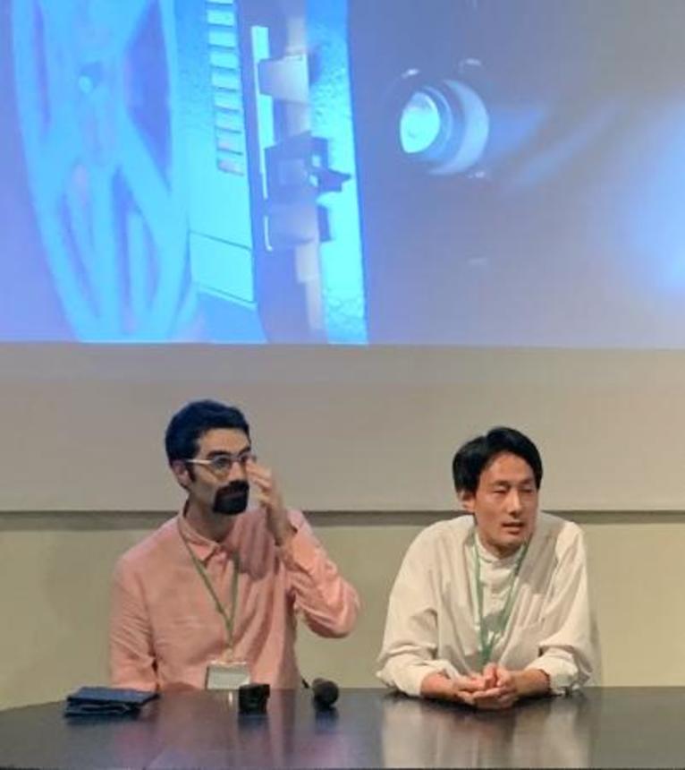 　映画「凪が灯るころ〜奥能登、珠洲の記憶〜」の上映会に参加する監督の有馬尚史さん（右）＝２８日、ギリシャ・サモス島（共同）
