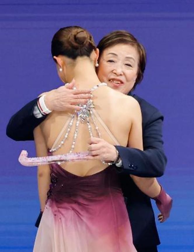 　女子フリーの演技を終えた坂本花織を抱き締める中野園子コーチ＝ミラノ（共同）