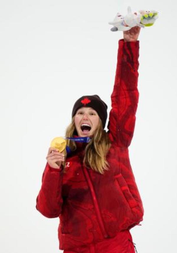 　女子ビッグエアで優勝し、金メダルを手に喜ぶメーガン・オールダム＝リビーニョ（共同）