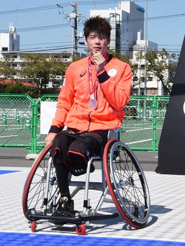銀メダル獲得を報告した秋田啓選手