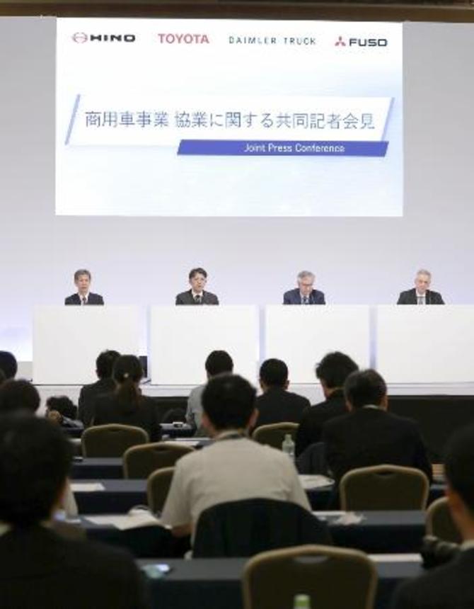 　２０２３年５月、経営統合に関し記者会見する（壇上左から）日野自動車、トヨタ自動車、ダイムラー・トラック、三菱ふそうの４社の社長＝東京都内のホテル
