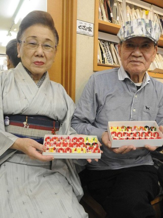 ８月に閉店する末広屋の増田寿さん、淑江さん夫婦＝岐阜市日ノ出町、末広屋