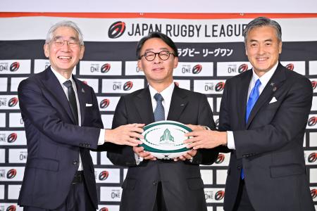 　記者会見後、記念撮影に応じる（左から）ＮＥＣの森田隆之社長、ＪＲ東日本の喜勢陽一社長、ラグビー・リーグワンの玉塚元一理事長＝１１日、東京都品川区