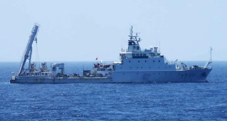 　沖縄県・尖閣諸島沖のＥＥＺで活動する中国の海洋調査船＝２１日（第１１管区海上保安本部提供）