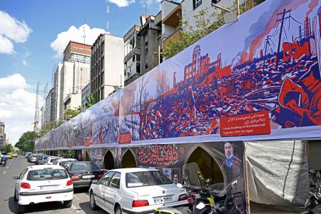 　広島への原爆投下をモチーフにしたとみられる横断幕＝２１日、テヘラン（共同）