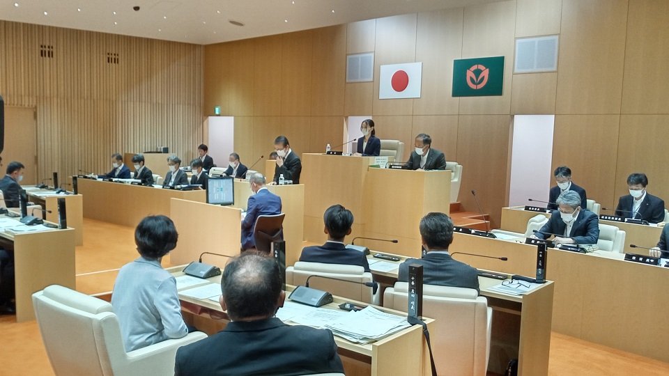 小島町長への辞職勧告決議案を可決した岐南町議会定例会本会議＝６月２２日午前、岐南町役場