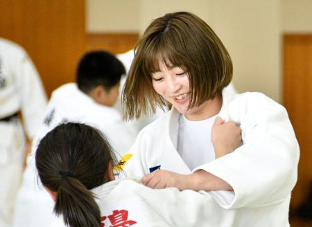 　小学生との合同稽古に臨んだ角田夏実＝東京都文京区