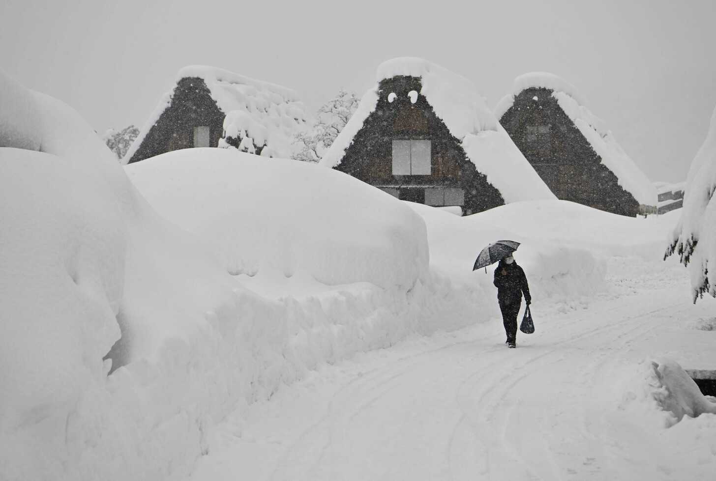 ２メートルを超す積雪になった白川郷合掌造り集落＝１７日午後３時６分、岐阜県白川村荻町