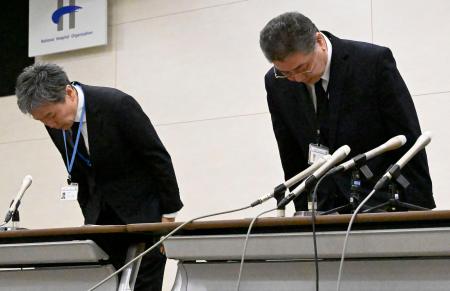 　記者会見で謝罪し、頭を下げる国立病院機構四国こどもとおとなの医療センターの院長（右）ら＝１６日午後、香川県善通寺市
