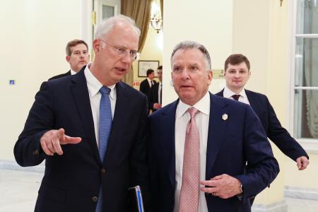 　４月、ロシア・サンクトペテルブルクで言葉を交わすドミトリエフ大統領特別代表（左）と米国のウィットコフ和平交渉担当特使（ロシア大統領府提供・タス＝共同）