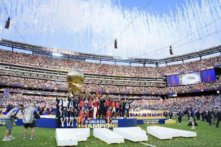 　延長の末にアルゼンチンを破り４大会ぶり２度目の優勝を果たし、喜ぶスペインの選手たち（中央）とスタンドを埋めたサポーター＝ニューヨーク（共同）