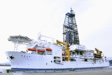 　レアアースを含んだ泥を採取して帰港した地球深部探査船「ちきゅう」＝２月、静岡市の清水港