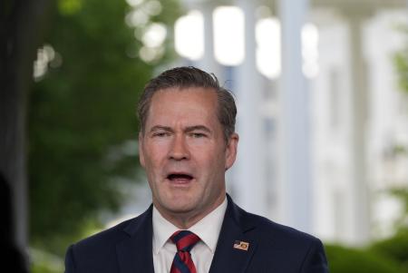 　米ホワイトハウスでインタビューに応じるウォルツ大統領補佐官＝１日、ワシントン（ＡＰ＝共同）