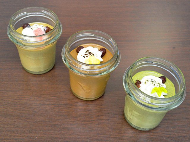「水まつり」から和紅茶味（中央）を新たに追加して販売する「濃いびとぷりん」