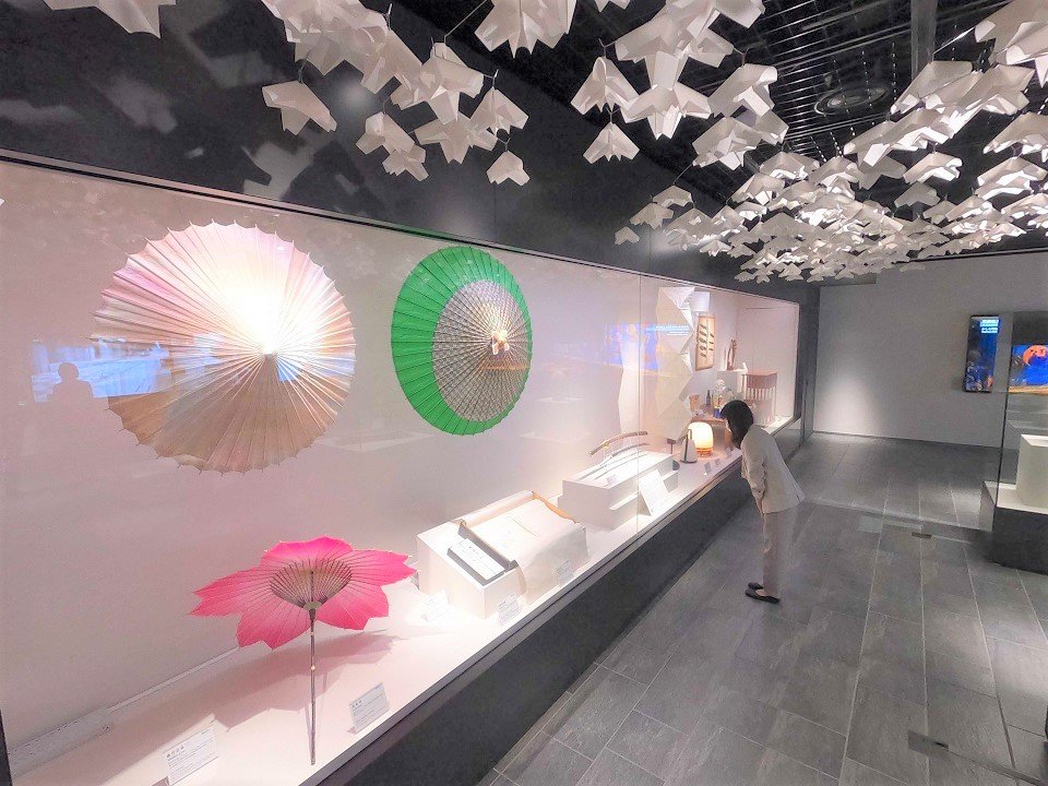 和傘や日本刀など県の伝統工芸品を紹介する「ＧＡＬＬＥＲＹ　ＧＩＦＵ（ギャラリー　ギフ）＝岐阜県庁