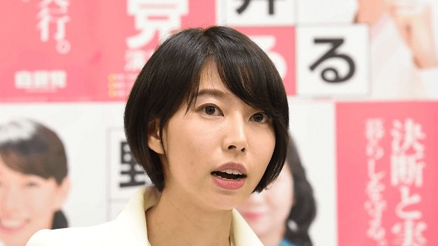 県議選多治見選挙区に自民党推薦で立候補を表明する今井瑠々氏＝１３日午後３時１０分、岐阜市薮田南、県自由民主会館