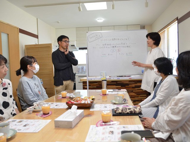 パートナーとの家事分担をテーマにした座談会が開かれた「Ｓｍｉｌｅ　Ｌｉｆｅ　スタジオ」＝関市西境松町、山秀