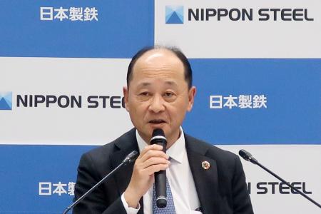 　決算記者会見で説明する日本製鉄の岩井尚彦ＣＦＯ＝５日午後、東京都千代田区
