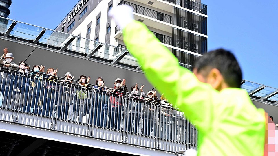 多治見市長選が告示され、第一声を放つ候補者に拍手を送る支持者たち＝１６日午前９時２１分、多治見市内