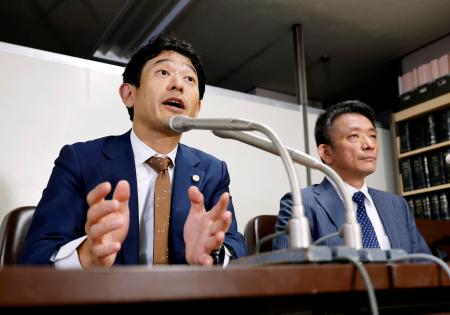 　記者会見する米田龍玄弁護士（左）ら＝２７日午後、東京・霞が関の司法記者クラブ
