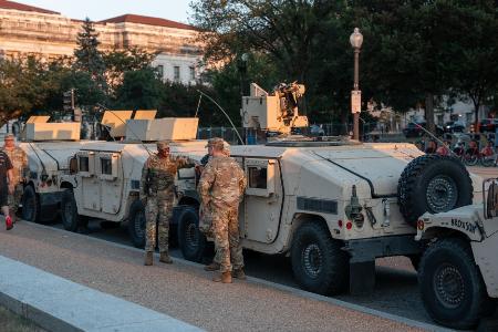 　１２日、米首都中心部のワシントン記念塔近くに展開した軍用車両と州兵（ゲッティ＝共同）