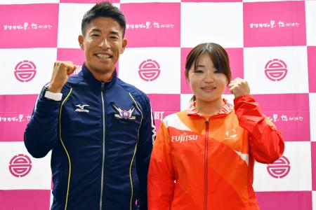 　記者会見で写真に納まる勝木隼人（左）と柳井綾音＝２４日、山形県高畠町