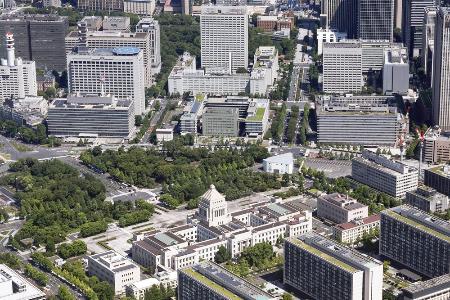 　東京・霞が関の官庁街。下は国会議事堂