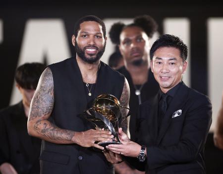 　Ｂ１宇都宮のＤ．Ｊ・ニュービル（左）＝２０２４年５月、東京都内