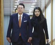 　韓国の尹錫悦前大統領（左）と妻金建希氏＝２０２３年１２月、ソウル近郊（聯合＝共同）