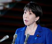 　記者団の取材に応じる高市首相＝１５日午前