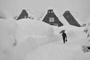 ２メートルを超す積雪になった白川郷合掌造り集落＝１７日午後３時６分、岐阜県白川村荻町