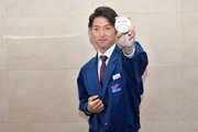 楽天から指名あいさつを受け、活躍を誓う西濃運輸の林優樹投手＝西濃運輸本社