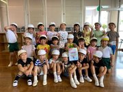 西村さんから届いた絵手紙を示し、笑顔を見せる園児＝高松市亀岡町、高松幼稚園（同園提供）