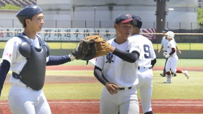 東濃実×海津明誠＝得点圏のピンチをしのぎ、捕手小木曽とハイタッチしながらベンチに戻る東濃実先発・長谷部虎（右）＝カヤバ