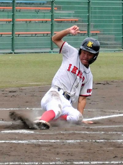 海津明誠×池田＝９回表池田１死一、三塁、暴投で三走高橋が生還し、１点差とする＝大垣北公園