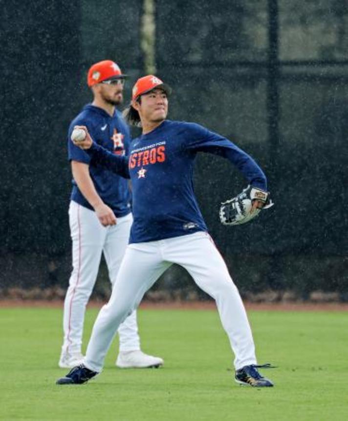 　キャッチボールするアストロズ・今井＝ウェストパームビーチ（共同）