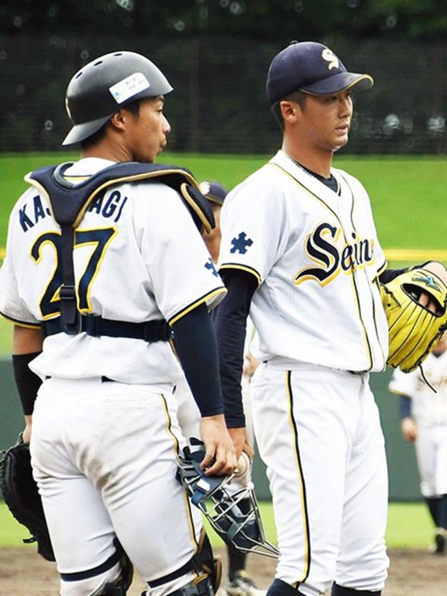 西濃運輸×ヤマハ＝８回、逆転を許した西濃運輸の船迫（右）と柏木のバッテリー＝岡崎市民
