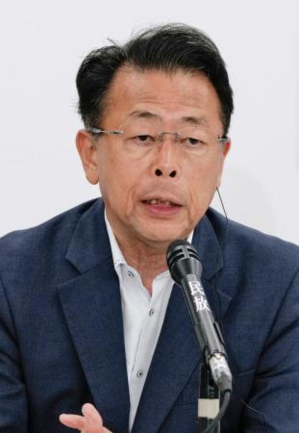 　メディアのインタビューに答える公明党の西田幹事長＝２０日午後８時４６分、東京都新宿区の党本部
