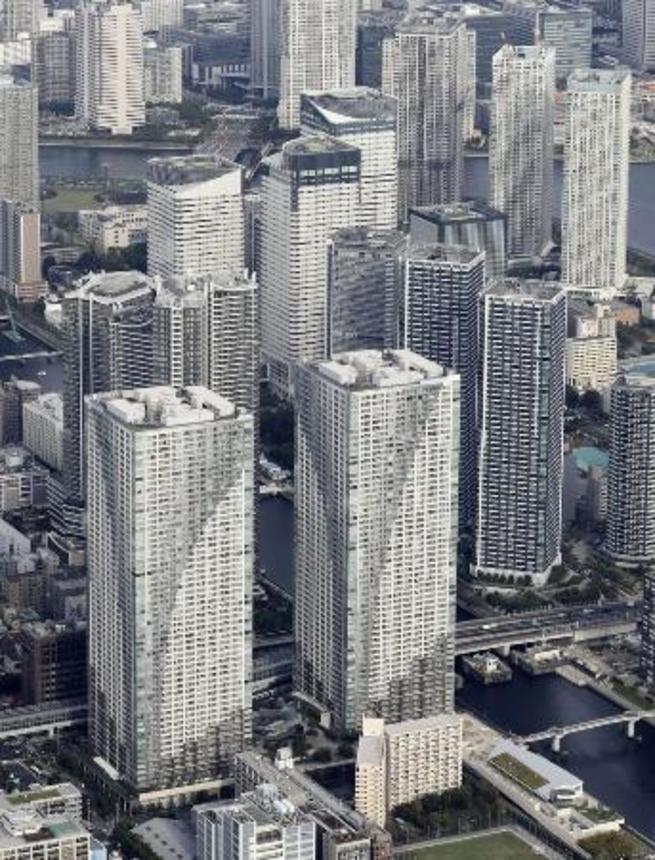　立ち並ぶ高層マンション＝東京都中央区
