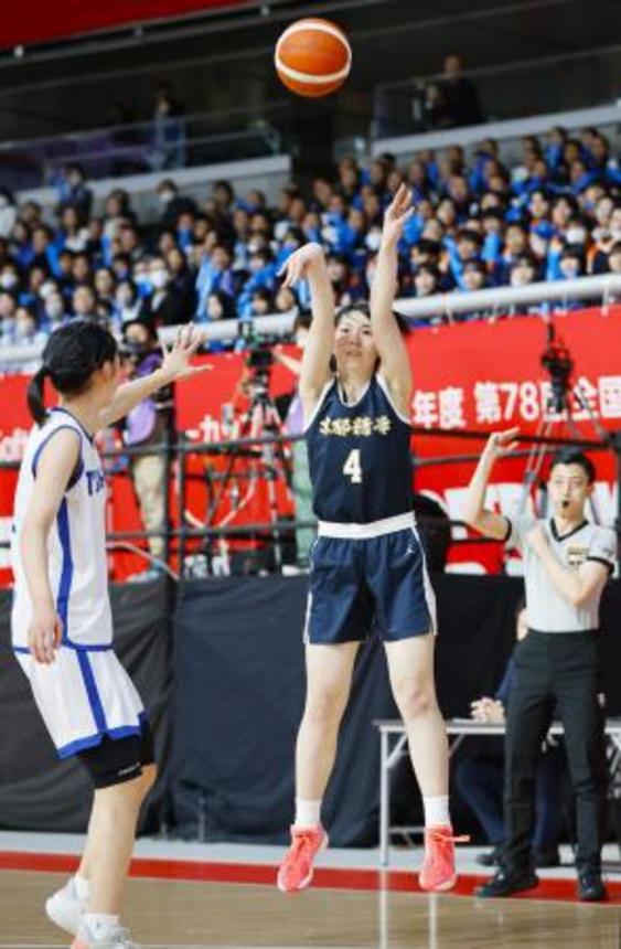 　高崎商―京都精華学園　第１クオーター、シュートを放つ京都精華学園・坂口＝東京体育館