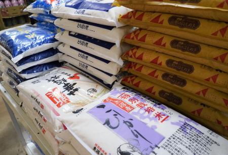 　スーパーに並ぶコメ＝１６日、名古屋市内