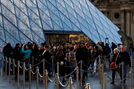 　パリのルーブル美術館入り口付近に並ぶ観光客ら＝１月（ロイター＝共同）