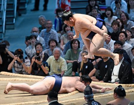 　大の里（上）が押し出しで豪ノ山に敗れる＝ＩＧアリーナ