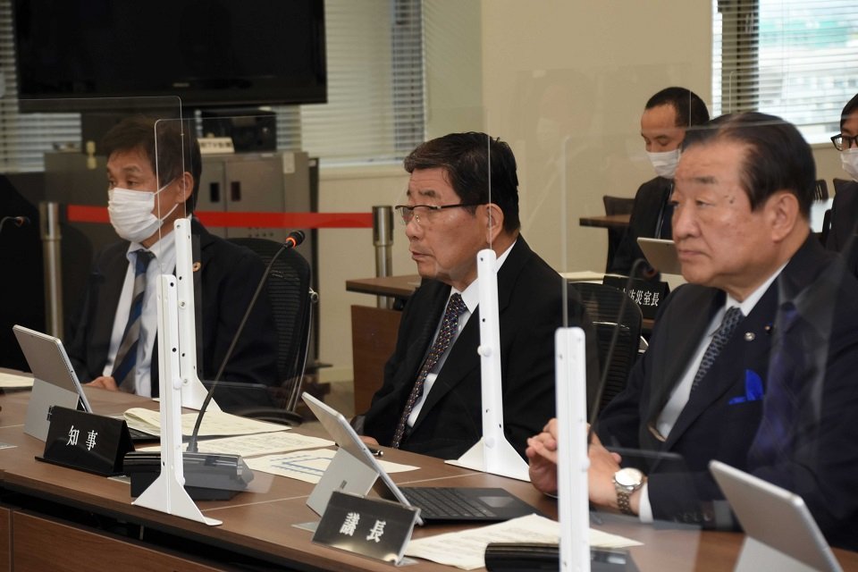 北朝鮮によるミサイル発射を受けて、今後の対応を説明する古田肇知事＝県庁