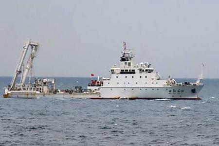 　３月、沖縄県・尖閣諸島沖の日本の排他的経済水域内で活動する中国の海洋調査船（第１１管区海上保安本部提供）