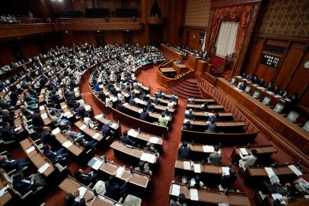 　改正公益通報者保護法が可決、成立した参院本会議＝４日午前